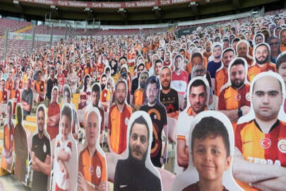 Galatasaraylı taraftarların fotoğrafları tribündeki yerini aldı