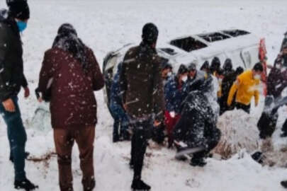 Diyarbakır'da devrilen dü minibüste 22 ad yaralandı