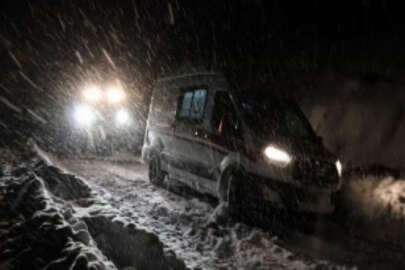 Ağrı'da yolu kardan kapanan köydeki aylı kadının yardımına paletli ambulans yetişti