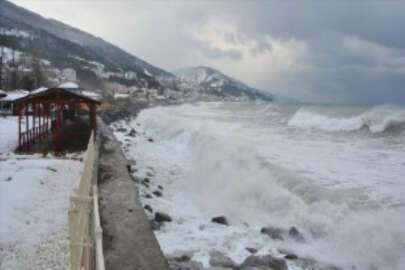 Kastamonu'da etkili olan fırtına nedeniyle Karadeniz'de 4 metre yüksekliğinde dalgalar olu