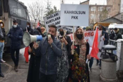 Hakkari'de terör mağduru aileler, HDP İl Başkanlığı önünde eylem yaptı