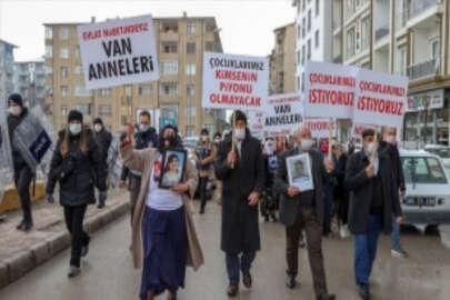 Vanlı aileler çocuklarına kavuşmak için HDP İl Başkanlığı önünde eylem yaptı