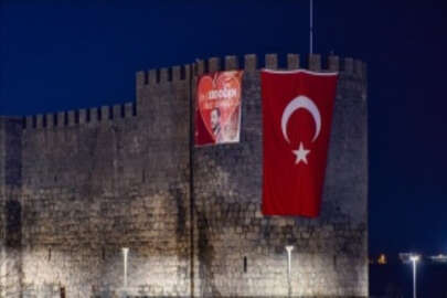 Diyarbakır Kalesi'ne Kürtçe 'Biz Erdoğan'ı seviyoruz' pankartı asıldı