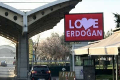 Sabiha Gökçen Havalimanı'nda LED ekrana 'Love Erdoğan' görseli yansıtıldı