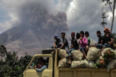 Endonezya’nın Sinabung Yanardağı yeniden kül püskürtmeye başladı