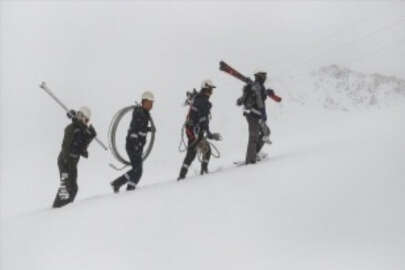 Hakkari'de elektrik arıza ekipleri profesyonel dağcı ve kayakçıları aratmıyor