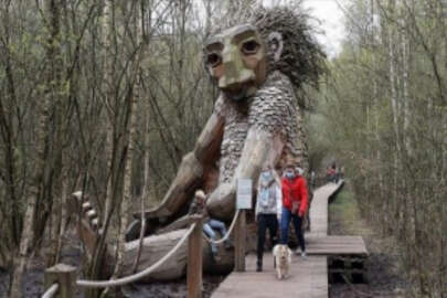 Belçika’nın yeşil alanlarında gizlenen ahşap dev heykeller ilgi çekiyor