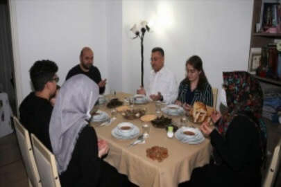 Cumhurbaşkanı Yardımcısı Oktay bir vatandaşın evinde iftar yaptı
