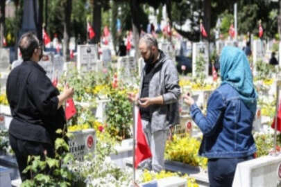 İstanbul'da kısıtlamadan muaf tutulan şehit yakınları kabirleri ziyaret etti