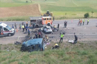 Sivas'ta hafif ticari araç ile otomobil çarpıştı: 9 ölü