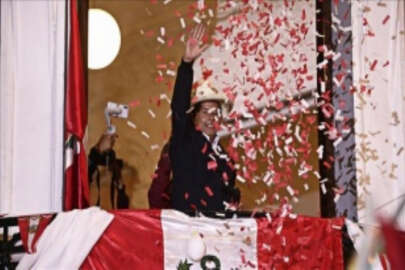 Peru'da devlet başkanlığı seçimlerini sol partinin adayı Pedro Castillo kazandı