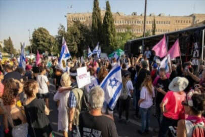 İsrail Meclisinde güven oylaması sürerken dışarıda karşıt gruplar gösteri düzenleniyor