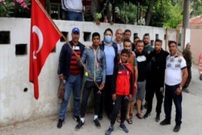 Milli takıma seçilen 12 yaşındaki güreşçi Antalya dönüşü mahallesinde coşkuyla karşılandı