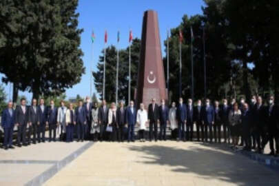 Cumhurbaşkanı Erdoğan, Bakü'de şehitliği ziyaret etti