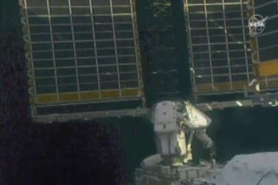 Astronotlar, Uluslararası Uzay İstasyonu'nda güneş panellerinin kurulumu için yürüyüşe çıktı