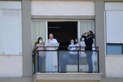 Ameliyat geçiren Papa Franciscus, hastane balkonundan pazar duasını yaptı