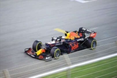 Formula 1'de ilk kez düzenlenen sprint yarışını Max Verstappen kazandı