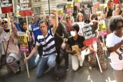 İngiltere'de başbakanlık konutu önünde ırkçılığa karşı 'diz çökme' eylemi yapıldı