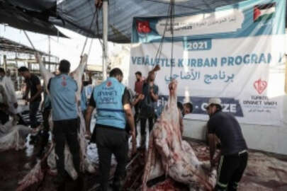 Gazze'de Türkiye Diyanet Vakfının desteğiyle kesilen kurbanların etleri yoksul ailelere dağıtıl