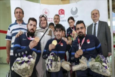 Tokyo Paralimpik Oyunları'nda madalya kazanan masa tenisçiler, Ankara'da çiçeklerle karşıl