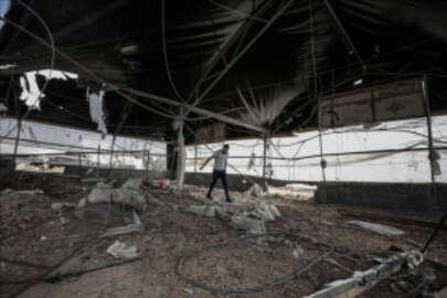 İsrail savaş uçaklarının hava saldırısı düzenlediği Gazze'de üç tavuk çiftliği zarar gördü