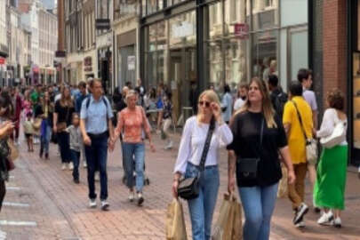 Hollanda'da sosyal mesafe kuralı dahil bir dizi kısıtlama 25 Eylül'de kaldırılıyor
