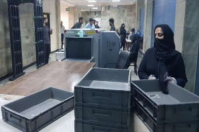 Taliban'ın kontrolündeki Kabil havalimanında kadın personel işlerine döndü