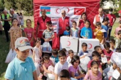 Türk Kızılay Karabağ'daki çocuklara kırtasiye ve giysi yardımı yaptı
