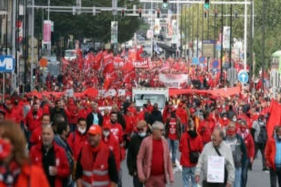 Brüksel'de binlerce işçi ücretlerine zam yapılmasına sınır koyan yasayı protesto etti