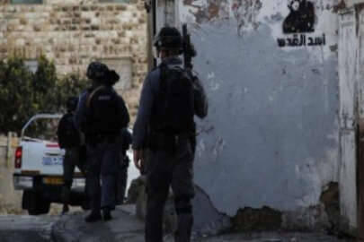 İsrail polisi Filistinli çocuğu 'bıçaklı saldırı' suçlamasıyla okulunda gözaltına aldı