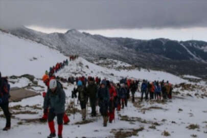 Bursa'da dağcılar 'sıfır atık' sloganıyla Uludağ'ın zirvesine tırmandı