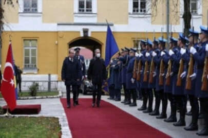 Bakan Akar Bosna Hersek Savunma Bakanlığında askeri törenle karşılandı