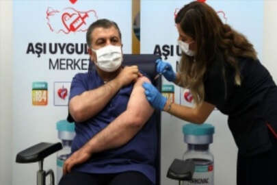 Sağlık Bakanı Koca, hatırlatma dozu olarak yerli Kovid-19 aşısı TURKOVAC'ı yaptırdı