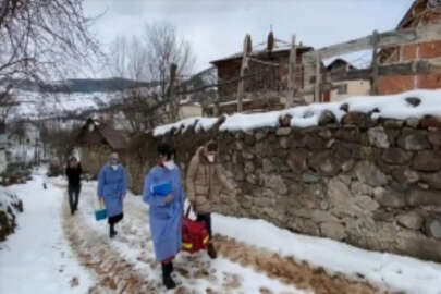 'Sağlık ordusu' karlı yolları aşarak Kovid-19 aşısı yapıyor