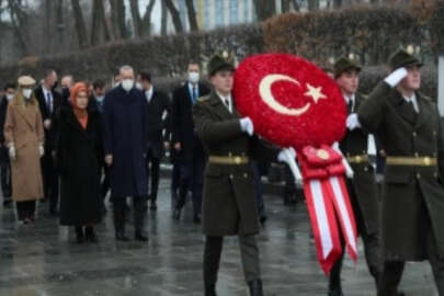 Cumhurbaşkanı Erdoğan Kiev'deki Meçhul Asker Anıtı'nı ziyaret etti