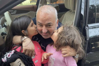 DEPREMDE ÖLEN ÇOCUKLARI GÖREN İŞ ADAMI KENDİSİNİ ÇOCUKLARA YARDIMA ADADI;