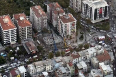 İzmir depreminde yıkılan binanın duruşmasına ölen kızının ayakkabılarıyla geldi