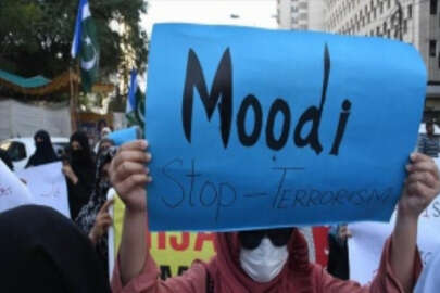 Pakistan'da öğrenciler Hindistan'daki başörtüsü yasağını protesto etti