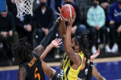 Fenerbahçe Beko-Galatasaray Nef maçına tribünlerin boşaltılması için ara verildi