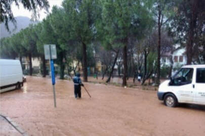 Marmaris'te sağanak nedeniyle toprak kayması ve su baskınları yaşandı