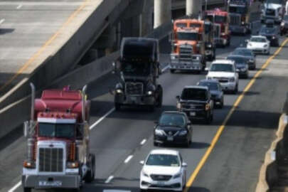 ABD'de aşı karşıtı kamyoncular otoyolda trafiği yavaşlattı