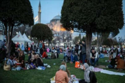 Sultanahmet Meydanı, ramazanın ilk iftarı için gelenlerle doldu
