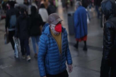 İspanya'da kapalı alanda maske kullanma zorunluluğu kaldırılıyor