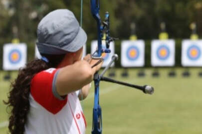 Milli okçular Efe Gürkan Maraş, Emircan Haley ve Songül Lök Avrupa'da yarı finalde