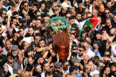 İsrail'in öldürdüğü Filistinli kadın gazetecinin cenazesine on binlerce kişi katıldı