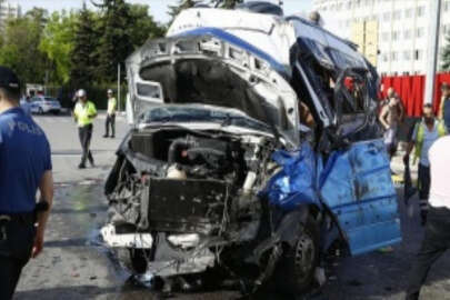 Başkentte yolcu minibüsü ile otomobilin çarpışması sonucu 20 kişi yaralandı