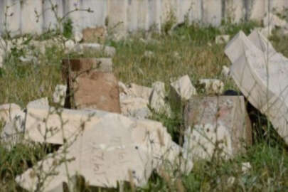 Bosna Hersek'teki Partizan Anıt Mezarlığı'na yapılan saldırıda mezar taşları zarar gördü