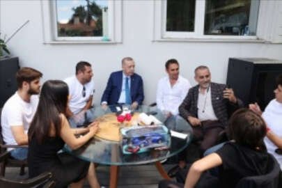Cumhurbaşkanı Erdoğan, vatandaşlarla sohbet edip çay içti