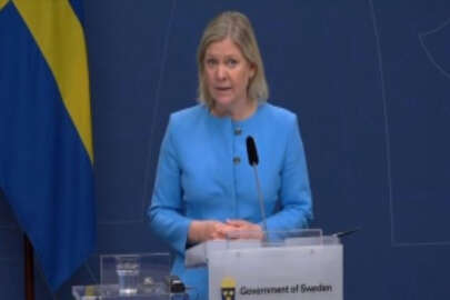 İsveç Başbakanı, PKK'yı simgeleyen bez parçalarıyla poz veren milletvekillerini eleştirdi