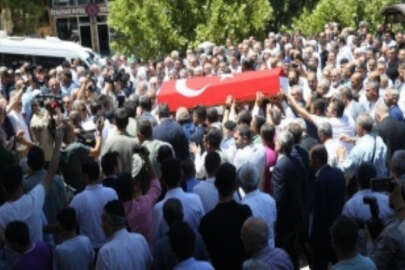 Eski AK Parti Kahramanmaraş Milletvekili ve Belediye Başkanı Ali Sezal'ın cenazesi toprağa veri